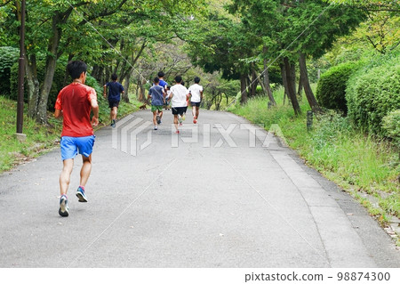 在大阪吹田的新綠下慢跑(初秋,千里南公園) 在大阪吹田的新綠下慢跑(初秋,千里南公園) 98874300