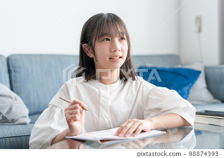 在客廳學習的小學生 98874393