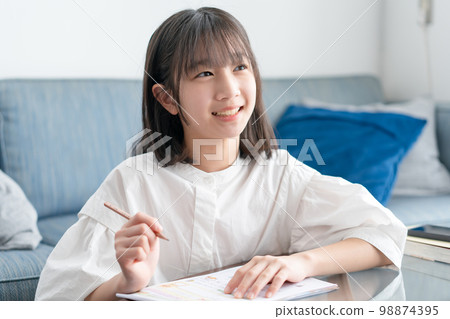 Elementary school girl studying in the living room Elementary school girl studying in the living room 98874395