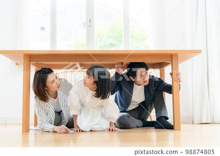 Earthquake family evacuation hide Earthquake family evacuation hide 98874805