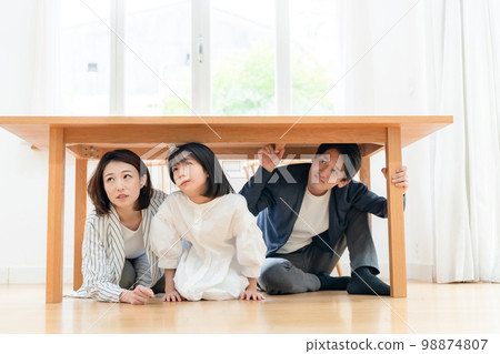 地震家庭避難躲藏 98874807