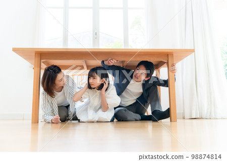 Earthquake family evacuation hide 98874814