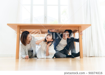 地震家庭避難躲藏 98874816