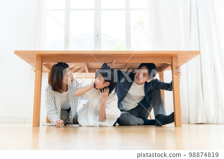 地震家庭避難躲藏 98874819