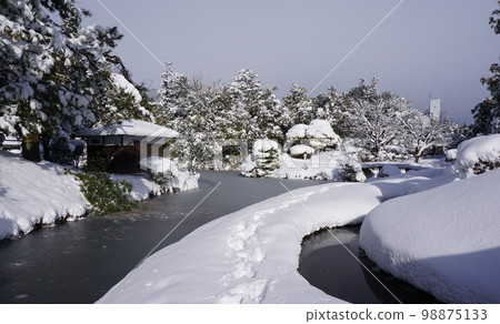 岡山縣津山市的圓形日式庭園修樂園:青棱軒附近的雪景 岡山縣津山市的圓形日式庭園修樂園:青棱軒附近的雪景 98875133
