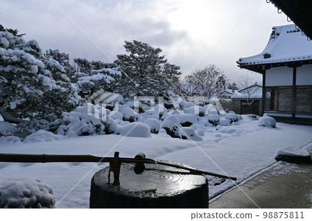 Kyoto Iwakura early in January Myomanji dry landscape snow garden 98875811