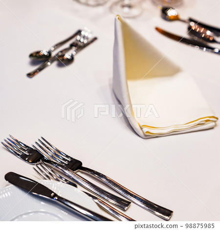 Cutlery course meal [Image of table manners] 98875985