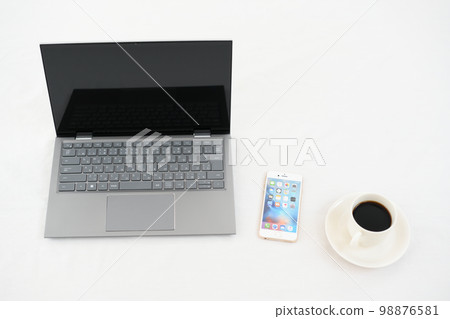 白桌上的筆記本電腦、智能手機和咖啡杯 白桌上的筆記本電腦、智能手機和咖啡杯 98876581