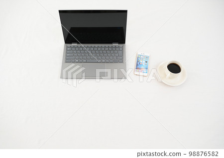 白桌上的筆記本電腦、智能手機和咖啡杯 98876582