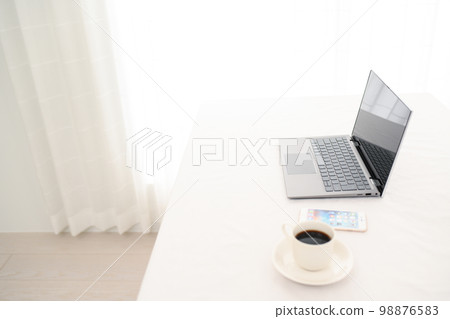 白桌上的筆記本電腦、智能手機和咖啡杯 白桌上的筆記本電腦、智能手機和咖啡杯 98876583
