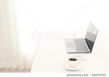 白桌上的筆記本電腦、智能手機和咖啡杯(平托咖啡杯) 白桌上的筆記本電腦、智能手機和咖啡杯(平托咖啡杯) 98876597