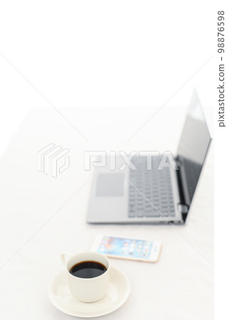白桌上的筆記本電腦、智能手機和咖啡杯(平托咖啡杯) 白桌上的筆記本電腦、智能手機和咖啡杯(平托咖啡杯) 98876598