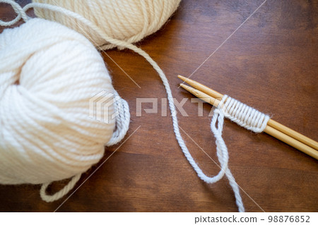 用白色紗線開始編織的紋理特寫 編織圖像材料 98876852