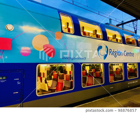 巴黎和沙特爾之間的火車 巴黎和沙特爾之間的火車 98876857