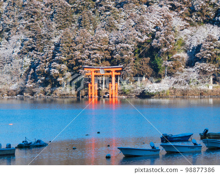 Hakone Shrine, Lake Ashinoko and Mt.Fuji in winter 98877386