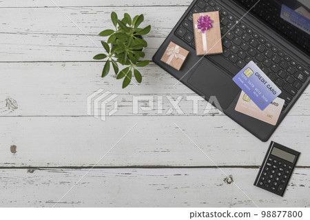 Image of buying a gift online Image of buying a gift online 98877800