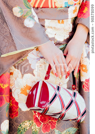 一個穿著漂亮指甲和和服的女人 98878099