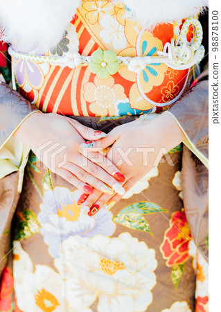 一個穿著漂亮指甲和和服的女人 一個穿著漂亮指甲和和服的女人 98878100