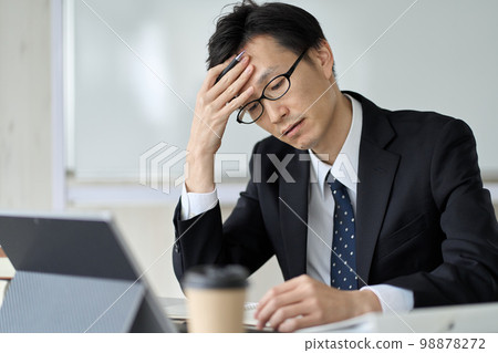 拿著他的頭的擔心的亞裔商人 98878272