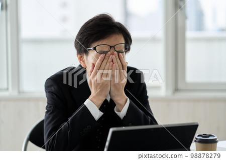 亞洲商人在工作中感到疲倦 亞洲商人在工作中感到疲倦 98878279