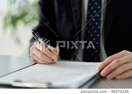 檢查文件內容的亞洲商人 98878286
