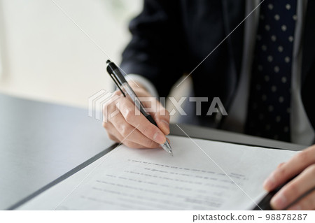 簽訂合同的亞洲商人 98878287