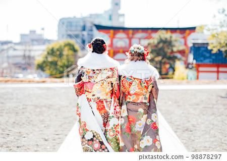 身穿和服的年輕女子的背影 98878297