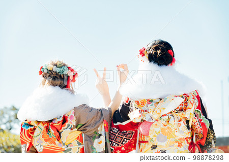 身穿和服的年輕女子的背影 98878298