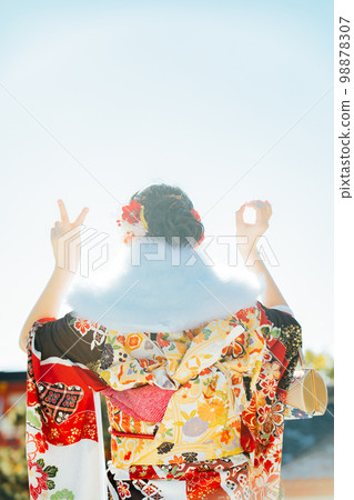 身穿和服的年輕女子的背影 98878307