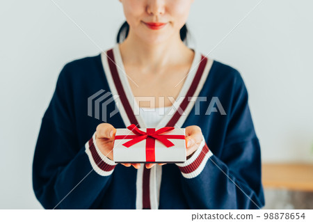 給禮物的一個少婦 給禮物的一個少婦 98878654