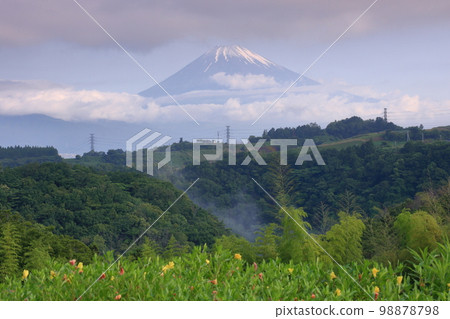 六月的天空和白雪皚皚的富士 98878798