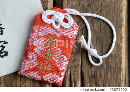 日本護身符：紅色布質健康符咒 98879200