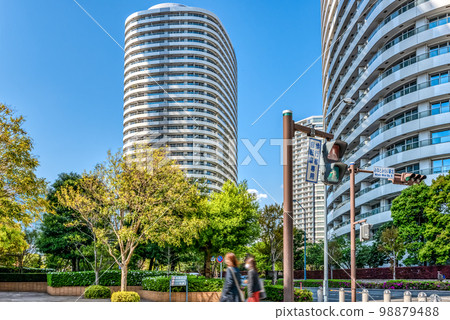 橫濱港未來摩天大樓和藍天的城市景觀 98879488