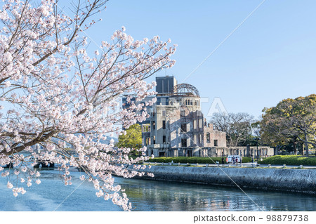 廣島縣廣島市櫻花盛開和原子彈爆炸圓頂 98879738