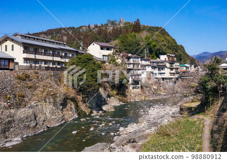 俯瞰郡上八幡街景的郡上八幡城（岐阜縣郡上市） 98880912