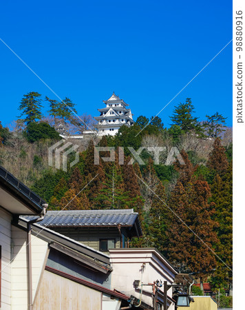 俯瞰郡上八幡街景的郡上八幡城(岐阜縣郡上市) 俯瞰郡上八幡街景的郡上八幡城(岐阜縣郡上市) 98880916