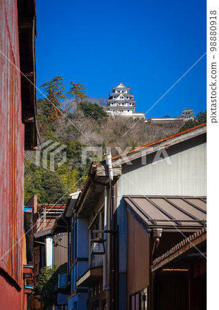 俯瞰郡上八幡街景的郡上八幡城(岐阜縣郡上市) 俯瞰郡上八幡街景的郡上八幡城(岐阜縣郡上市) 98880918