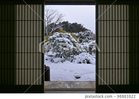 從屏風看到的京都市岩倉妙滿寺雪庭園 98881022