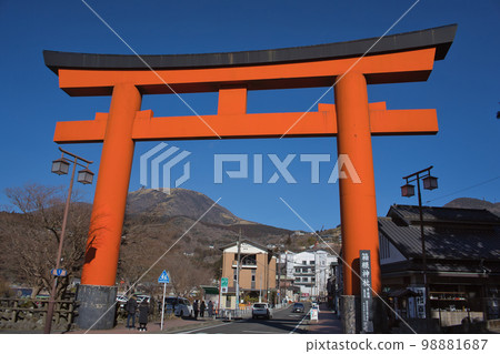 Giant torii at Hakone Shrine 98881687