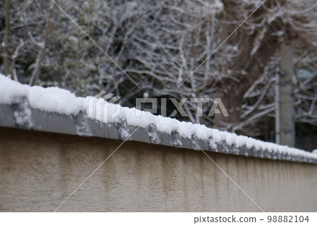 白雪覆蓋的柵欄 白雪覆蓋的柵欄 98882104