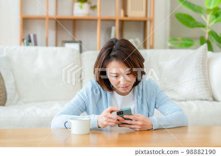 有智能手機的中間婦女 98882190