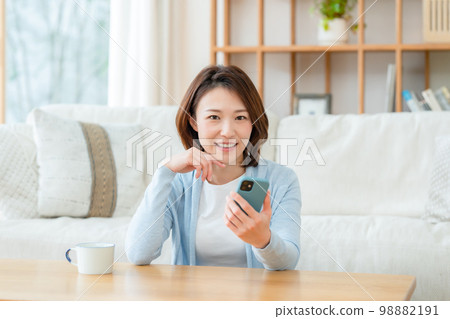 有智能手機的中間婦女 98882191