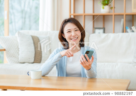 有智能手機的中間婦女 98882197