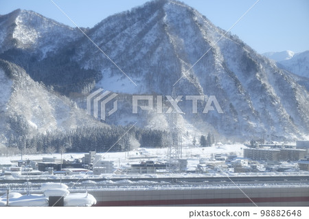 晨曦照亮的雪國雪山和小鎮 晨曦照亮的雪國雪山和小鎮 98882648