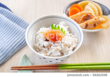 Mixed grain rice with cod roe and simmered dish 98882696