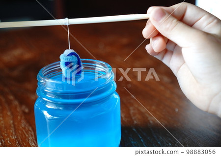 嘗試使用購物中心和硼砂水製作閃閃發光的珠寶 98883056