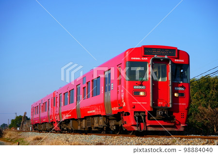 Type Kiha 220 railcar equipped with a large LED destination indicator 98884040