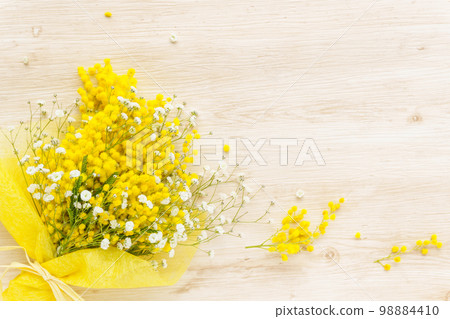 含羞草和黑莓的花束 98884410