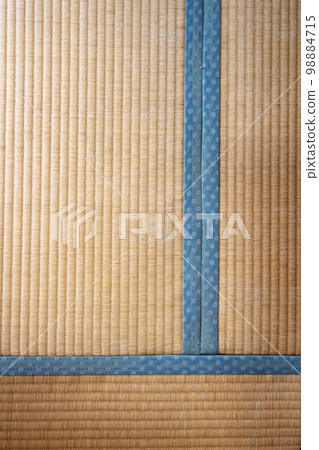 Burnt and dirty tatami mats in an old house 98884715