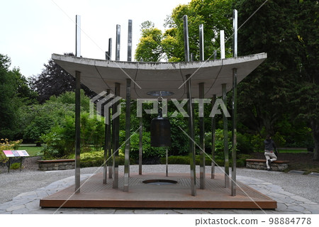 [Christchurch Botanical Gardens, New Zealand] World Peace Bell 98884778